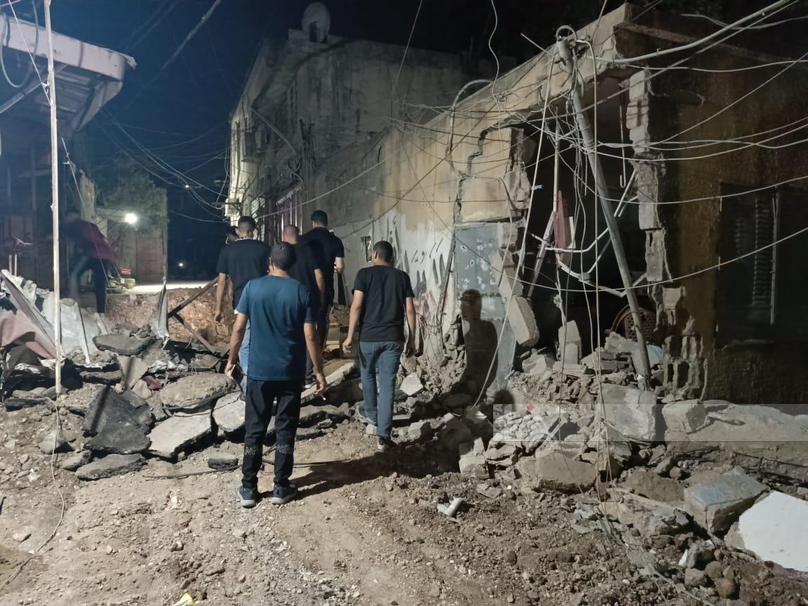 مواطنون يتفقدون آثار الدمار الذي خلفه الاحتلال في مخيم نور شمس (تصوير: وفا عواد/وفا)